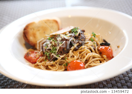 spaghetti beef bolognese 13459472