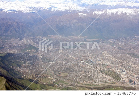 聖地亞哥市，智利共和國的首都，南美洲和安第斯山脈 13463770