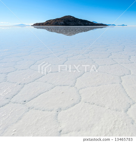 Salt lake - Salar de Uyuni in Bolivia Salt lake - Salar de Uyuni in Bolivia 13465783