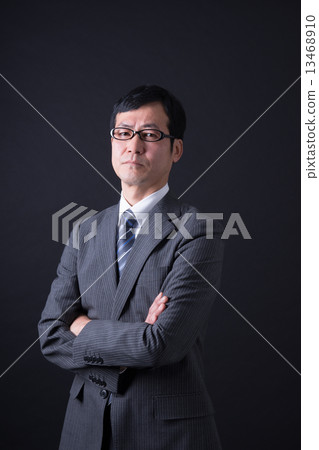 Middle businessman Middle businessman 13468910