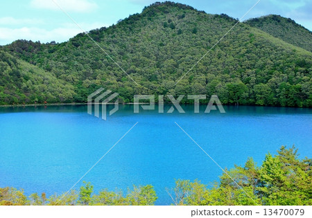 Cobalt blue lagoon spreading at the foot of the mountain (Katakuma) 13470079
