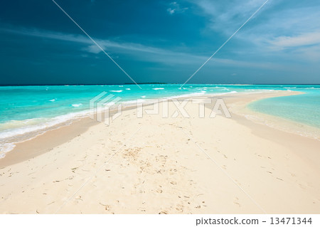 Beautiful beach with sandspit at Maldives 13471344