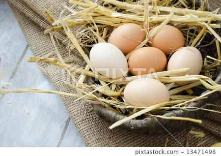 Brown hen eggs in a basket 13471498