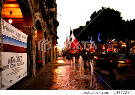 普埃布拉，墨西哥Zocalo晚上風景 13472284