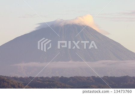 Mt. Yotei的看法，在夏天從北海道洞爺湖美麗地晴朗 13473760