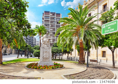 Statue in park  of Valencia -for Pintor Pinazo.Spain. 13474086