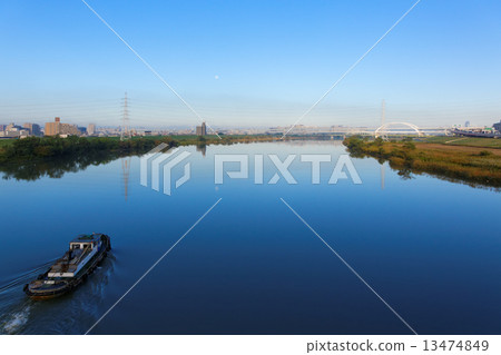 拖船牽引鋼和周圍的景觀 拖船牽引鋼和周圍的景觀 13474849