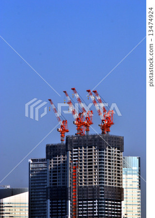 在大廈的屋頂的塔吊組 在大廈的屋頂的塔吊組 13474924