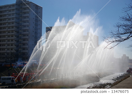 Splashes of fire-fighting initial expression cascade 13476075