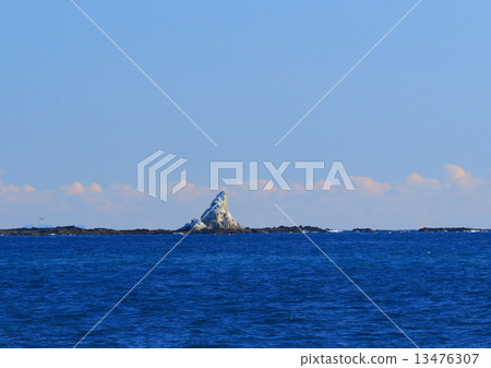 Wigworth rock in the sea of Chigasaki Wigworth rock in the sea of Chigasaki 13476307