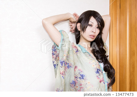 站立在牆壁的寬鬆女襯衫婦女 13477473