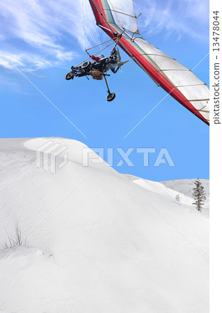 Hang glider above mountain Hang glider above mountain 13478044