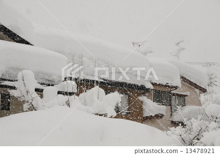 Heavy snowfall Heavy snowfall 13478921