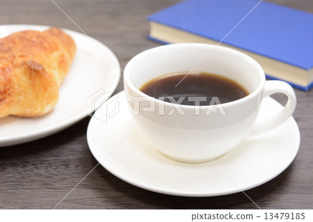 美味的咖啡和羊角麵包 13479185