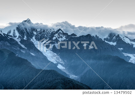 Umesato snow mountain in the evening of Tokunin, Yunnan Province, China 13479502