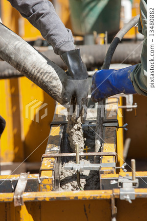 混凝土放置在住房的原始基礎施工框架 13480882