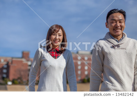 一對夫婦的照片 13482142