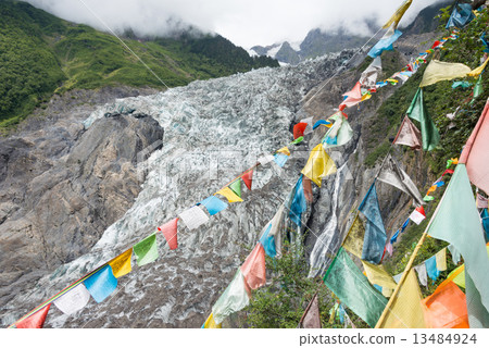 Tokyin Akinaga Glacier和Talcho在雲南,中國 Tokyin Akinaga Glacier和Talcho在雲南,中國 13484924