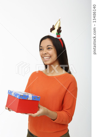 有聖誕節禮物的亞裔婦女 13486140