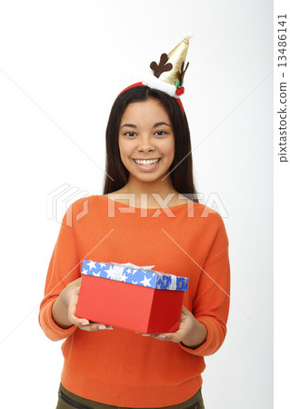 有聖誕節禮物的亞裔婦女 有聖誕節禮物的亞裔婦女 13486141