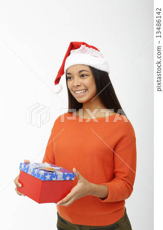 有聖誕節禮物的亞裔婦女 13486142