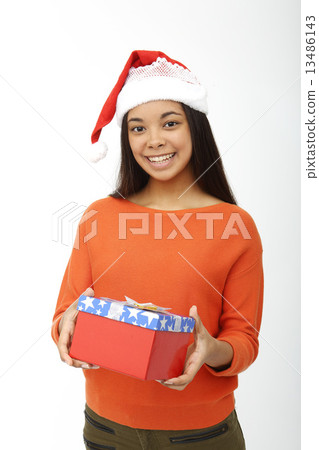 有聖誕節禮物的亞裔婦女 有聖誕節禮物的亞裔婦女 13486143