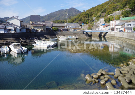 A fishing village where mountains can be seen A fishing village where mountains can be seen 13487444
