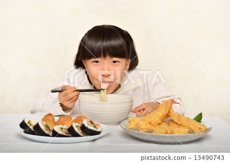 一個吃烏冬面的女孩 一個吃烏冬面的女孩 13490743