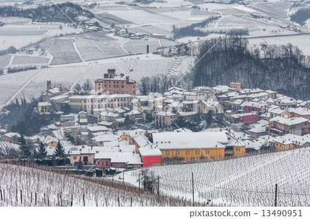 Town of Barolo in winter. 13490951