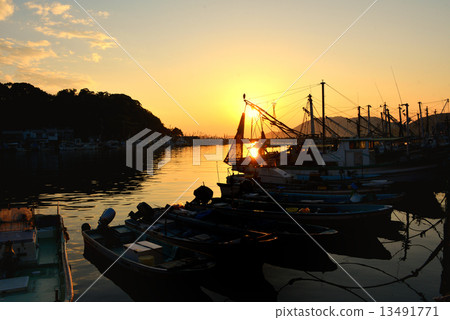 黃昏漁村 13491771