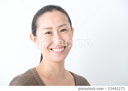 Natural make-up 40s female 13492271