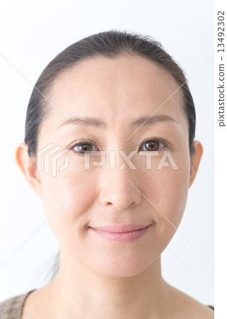 Natural make-up 40s female 13492302