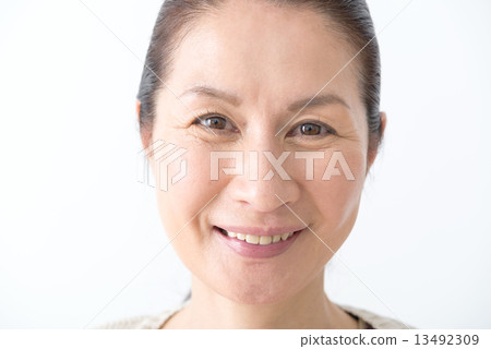 她50歲的自然妝女人 她50歲的自然妝女人 13492309