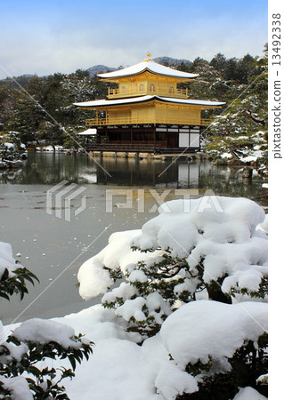 雪中的金閣寺 13492338