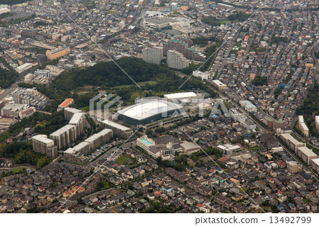 在橫濱市都筑區附近的橫濱國際游泳池的鳥瞰圖 在橫濱市都筑區附近的橫濱國際游泳池的鳥瞰圖 13492799