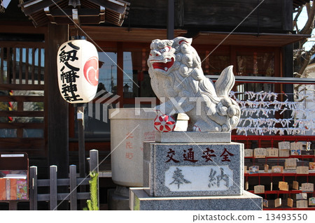 Guardian dog at Hachihachihata Shrine 13493550