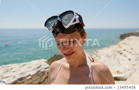 Scuba diver woman can't see because of sun Scuba diver woman can't see because of sun 13495456