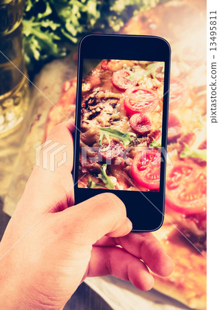 Using smartphones to take photos of pizza with instagram style f 13495811