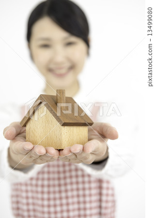 A woman who had an apron A woman who had an apron 13499080