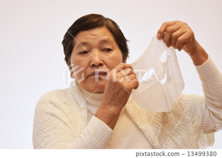 Image of women packing 13499380