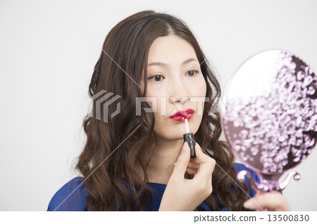 Woman doing make-up 13500830