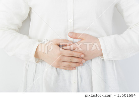 一個抱著她的肚子的女人 13501694