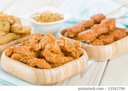 Penang chicken, Crispy prawns & Satay with peanut sauce 13501700