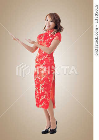 Chinese woman introducing Chinese woman introducing 13505018