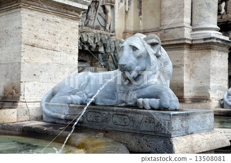 Fountain. Sculpture of a lion, Rome, Italy 13508081