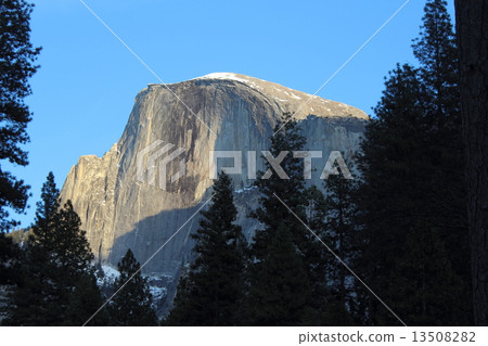 優勝美地國家公園在冬天 13508282
