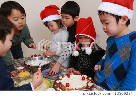 Making a cake with your friends 13509254