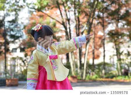 A girl in a chimachogori 13509578