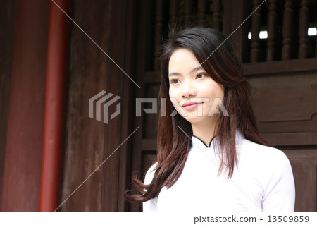 Ao zai woman staring at something 13509859