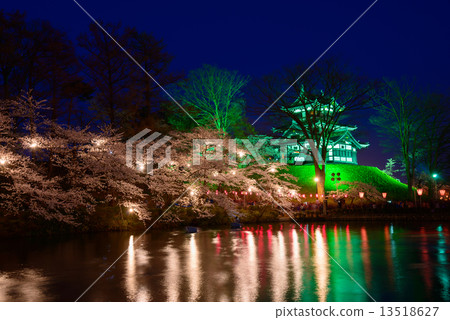 在Joetsu Takada公園的櫻花和高田城堡點亮 13518627